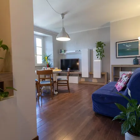 Mamma Ciccia Holiday Home - Old Village Apartment * Mandello del Lario